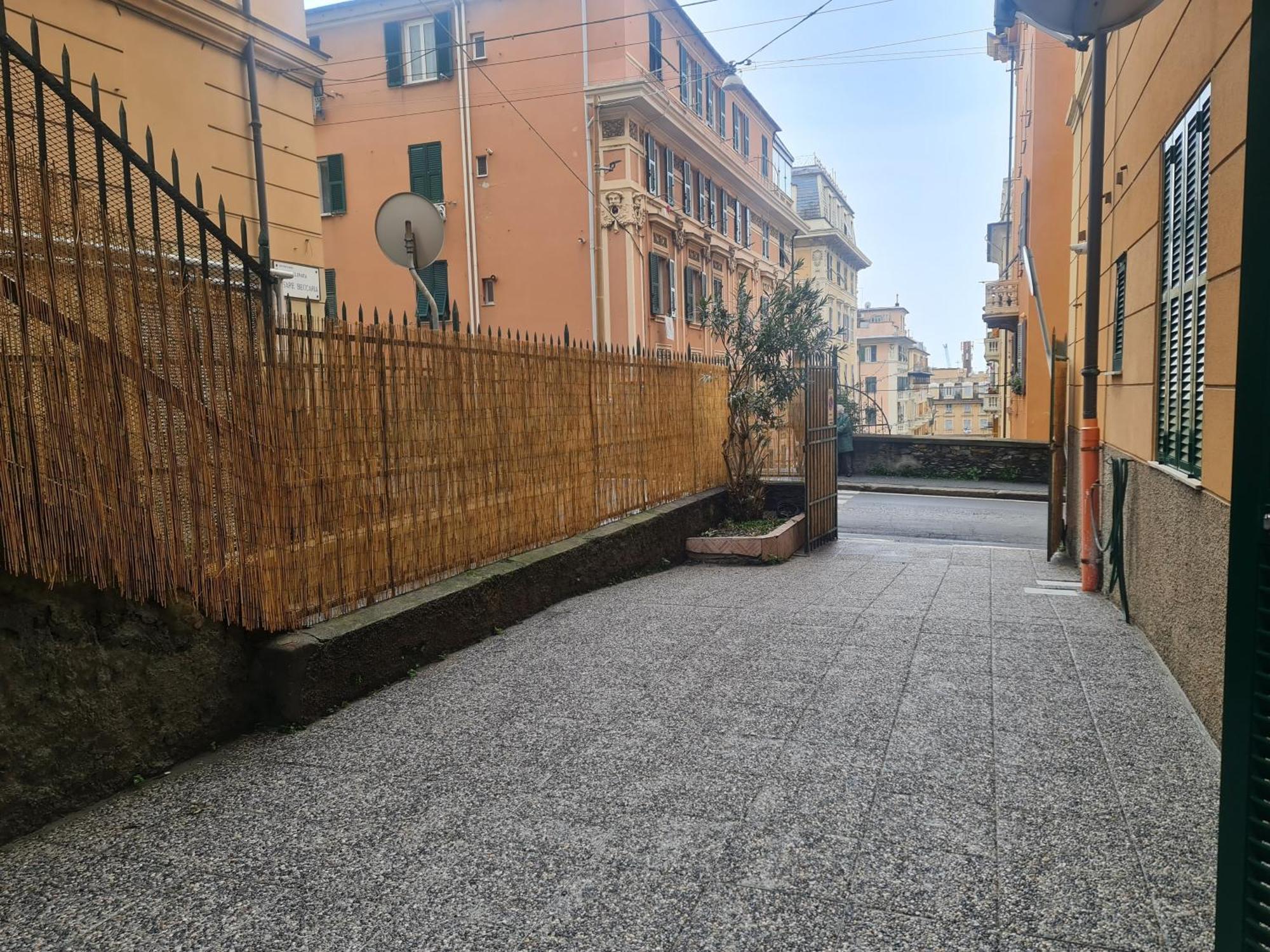 Ampio Appartamento Con 2 Posti Auto E Cortile Genova Kültér fotó